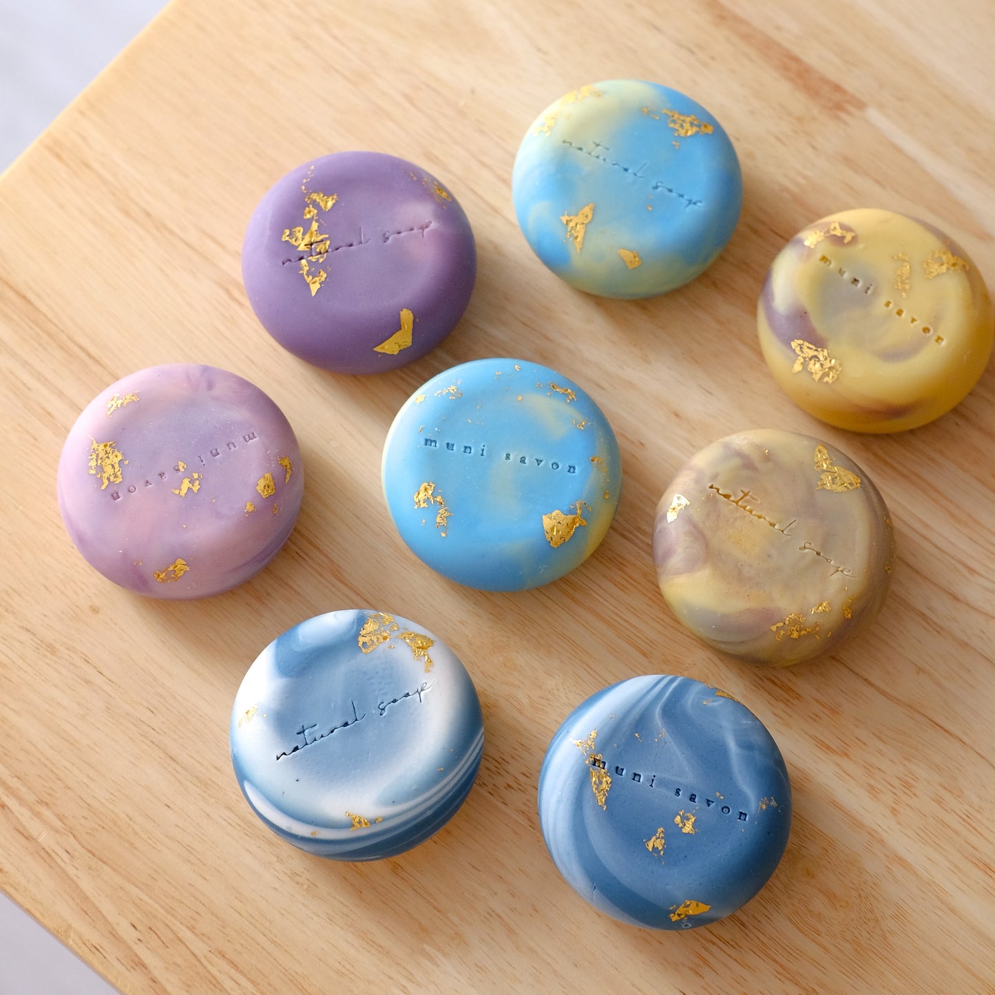 手工皂現貨購買,可客製訂購。以金箔作點綴,加入簡約淨色或雙色設計。使用溫和保濕配方,一般至乾性肌膚都適用。主要成份: 椰子油、米糠油、澳洲堅果油、橄欖油;適用肌膚: 一般至乾性肌膚適用