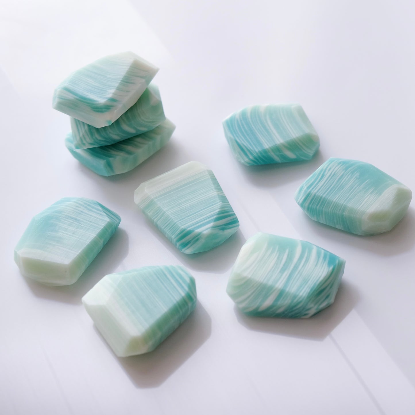 使用單一油品做出保濕又有透明感之冷製皂,仿製出瑪瑙石的質感,每件紋路皆獨一無二,使用溫和保濕配方。