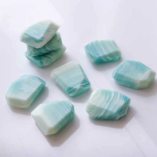 使用單一油品做出保濕又有透明感之冷製皂，仿製出瑪瑙石的質感，每件紋路皆獨一無二，使用溫和保濕配方。