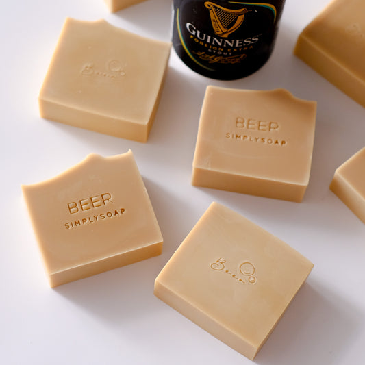手工皂現貨提供購買－啤酒皂 極高保濕力之配方，加入黑啤富含蛋白質與酵母，修護皮膚及頭髮 主要成份： 椰子油、乳油木果脂、橄欖油、葡萄籽油、澳洲堅果油、黑啤 適用膚質：乾性或一般肌膚適用 用途：洗澡 ＆ 洗髮 重量：95g (±5g) 包裝：無二麻布袋附起泡網 隨機發貨，如需指定肥皂，請聯絡無二查詢。 因冷製皂需要至少一個月時間熟成，歡迎提早客製訂購。