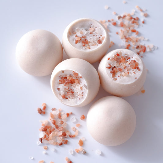 手工皂現貨購買－喜馬拉雅粉紅鹽皂 鹽皂能清除多餘皮脂，特別適合喜歡洗感清爽之人士使用。主要成份：初榨椰子油、蓖麻油、天然粉末、喜馬拉雅粉紅鹽；適用肌膚：油性或中性皮膚；用途：洗澡洗手；包裝：無二麻布袋附起泡網；隨機發貨，如需指定肥皂，請聯絡無二查詢。因冷製皂需要至少一個月時間熟成，歡迎提早客製訂購。